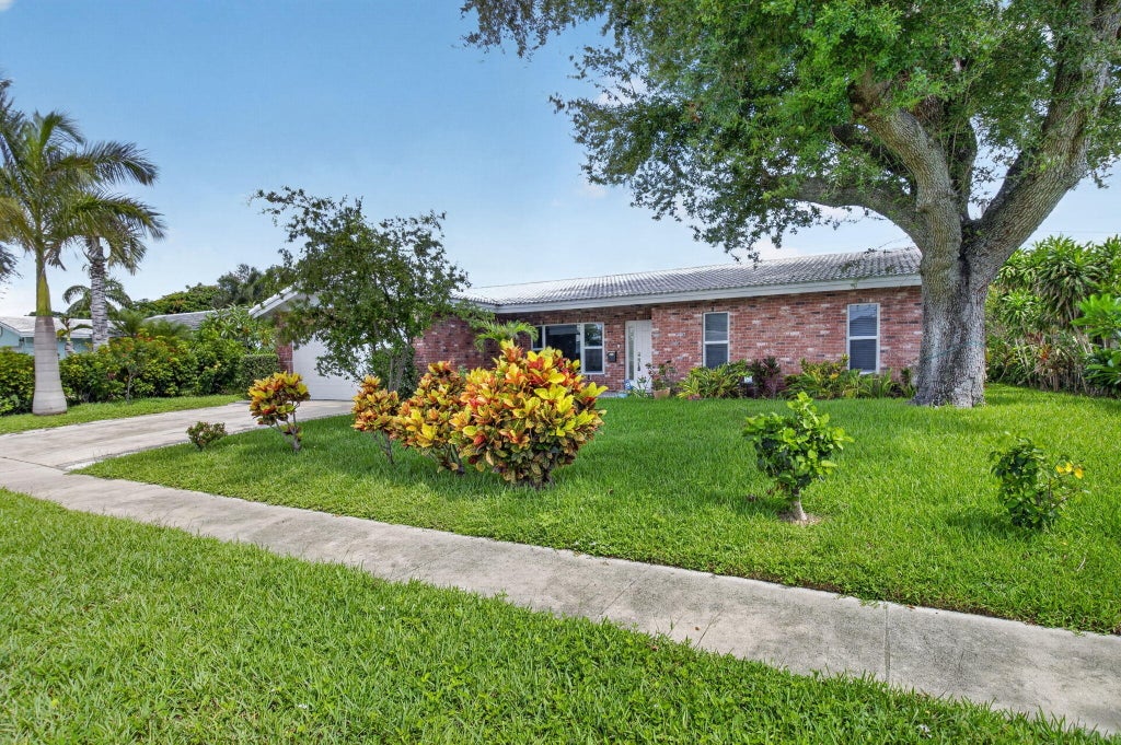 Photo of 1301 SW 8TH Street, Boca Raton, FL 33486 (MLS # B26053914)