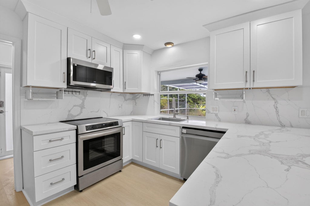 Photo of 1301 SW 8TH Street, Boca Raton, FL 33486 (MLS # B26053914)