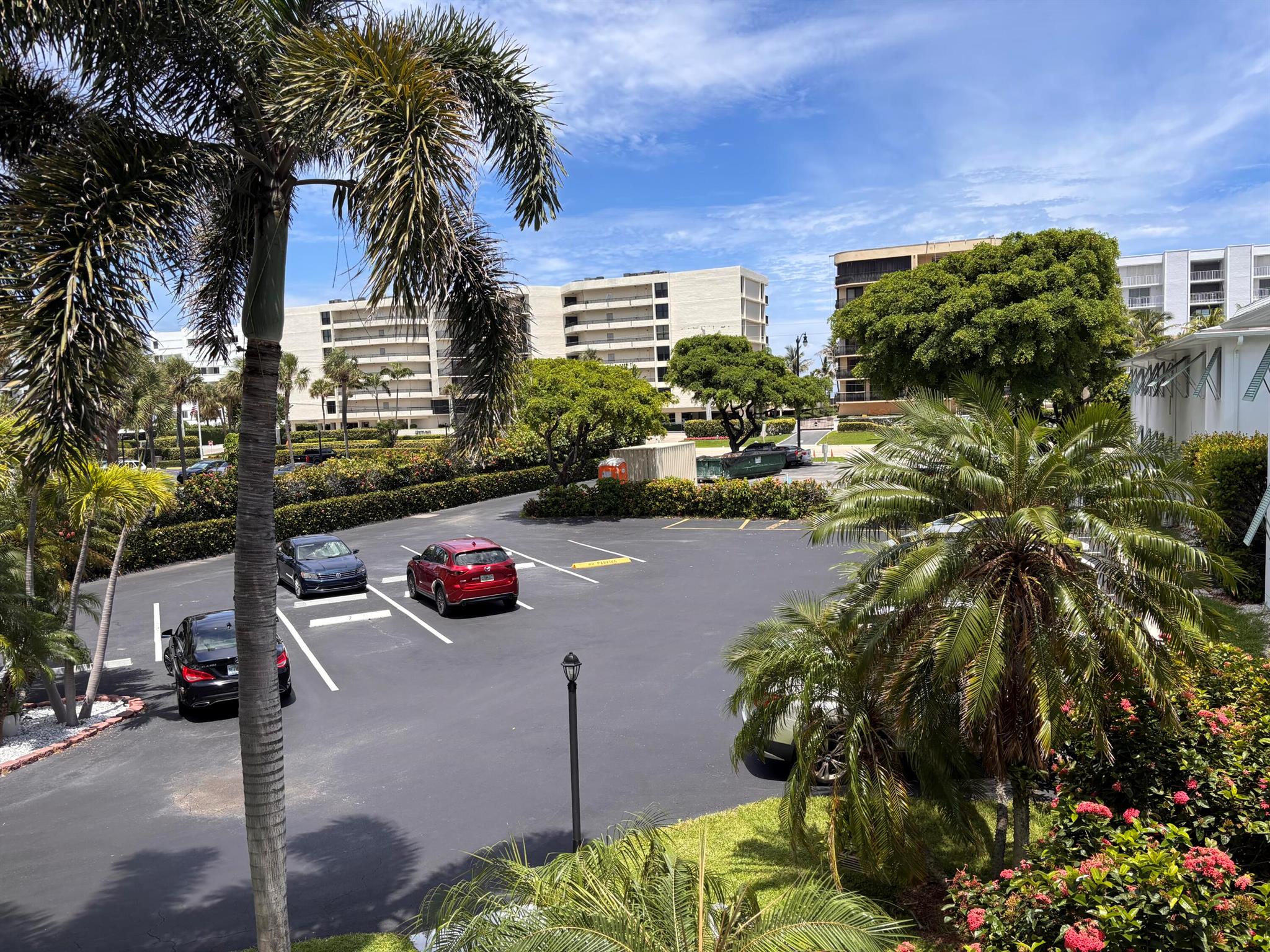 Palm Beach At Its Best, WHY?Excellent location, beach or intracoastal waterway, walking distant also to shops and restaurants.Corner studio with balcony, simple and comfortable.....AND AFFORDABLEEnjoy the pics!
