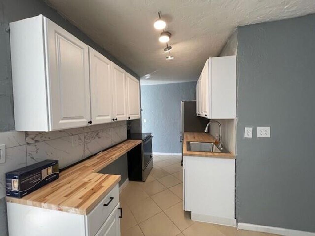 Photo of 1749 NW 18th Street, Fort Lauderdale, FL 33311 (MLS # B26009812)