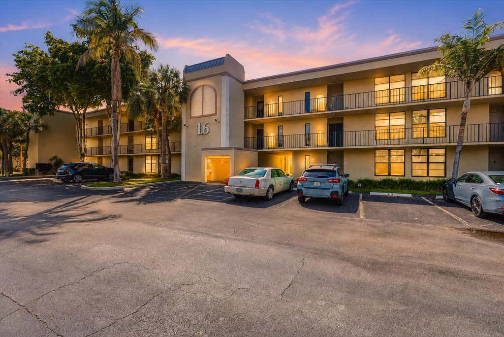 Photo of 16 Royal Palm Way #205, Boca Raton, FL 33432 (MLS # B26039707)