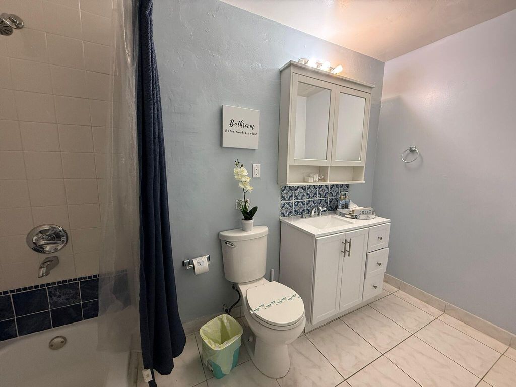 Photo of 1298 NE 39 Street, Oakland Park, FL 33334 (MLS # R11097103)