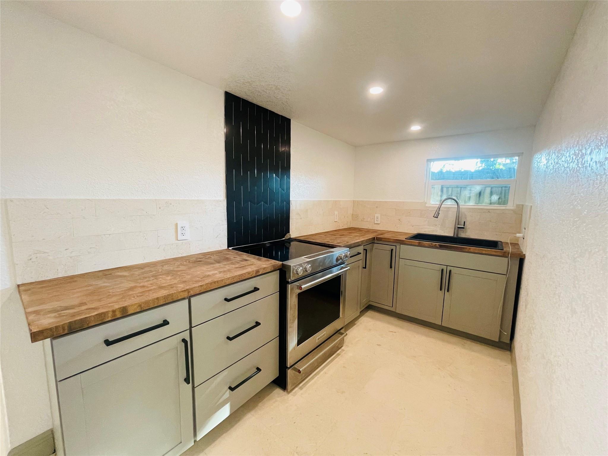 Oakland Park Second Add 1 - Residential Lease