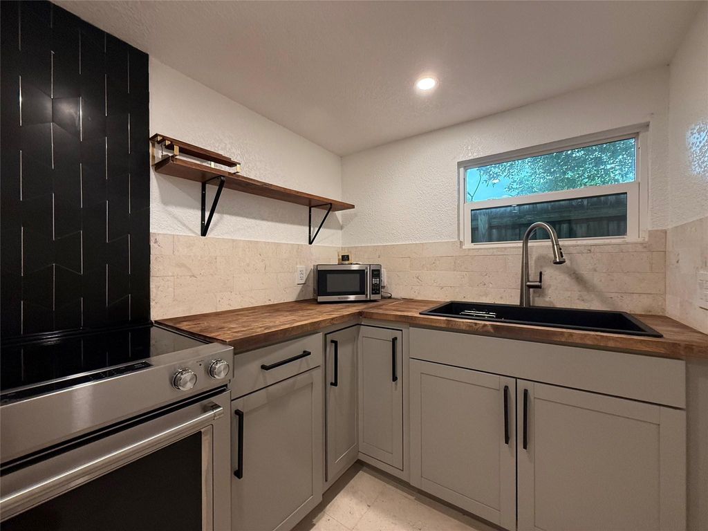 Photo of 1028 NE 36th Street #Cottage, Oakland Park, FL 33334 (MLS # F10531573)