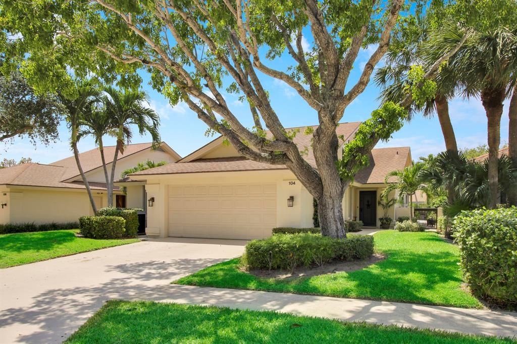 Photo of 104 Harbourside Circle, Jupiter, FL 33477 (MLS # R10882038)