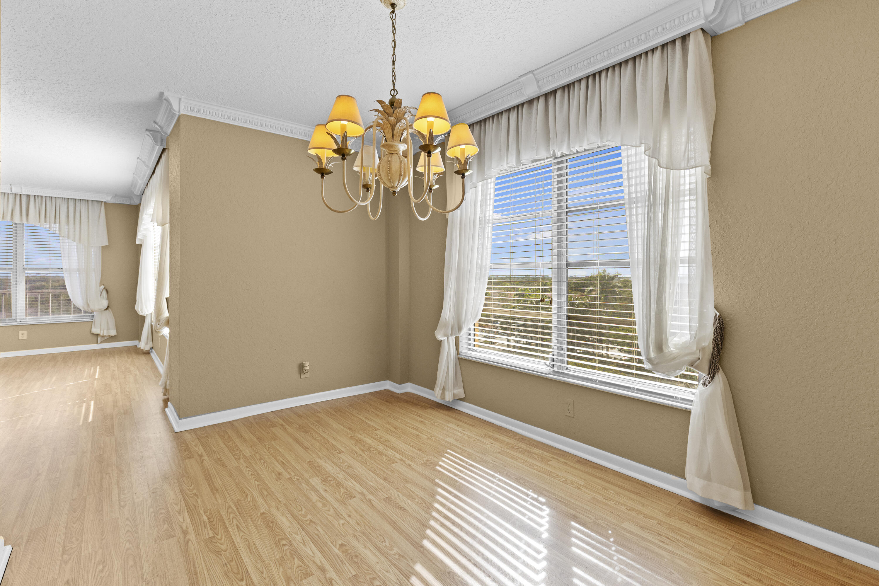 COUNTRY CLUB TOWER OF CORAL - Residential