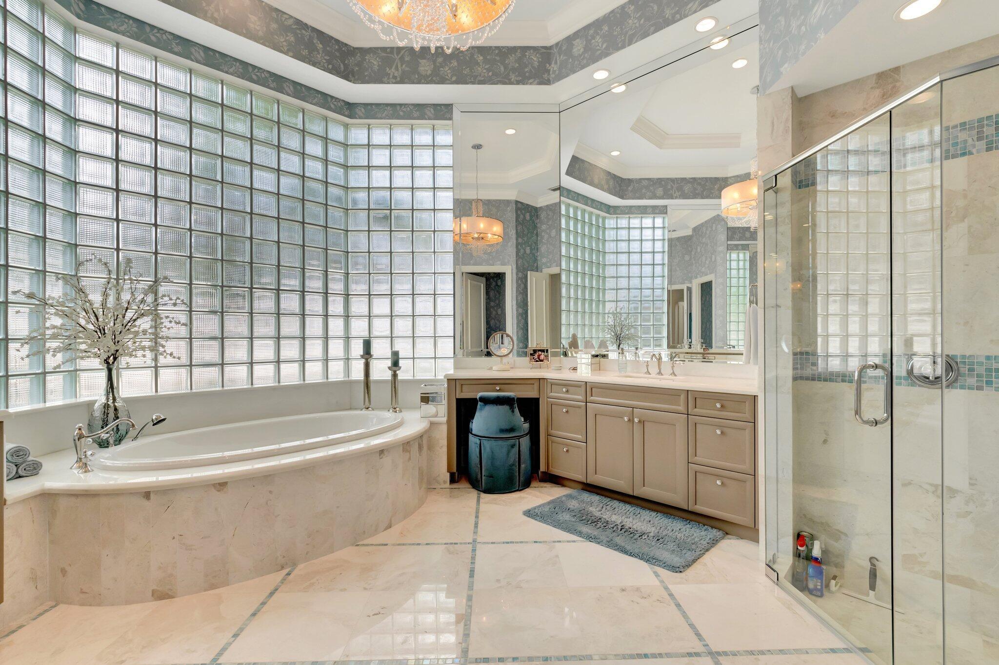 WINDSOR BAY WOODFIELD COU - Residential