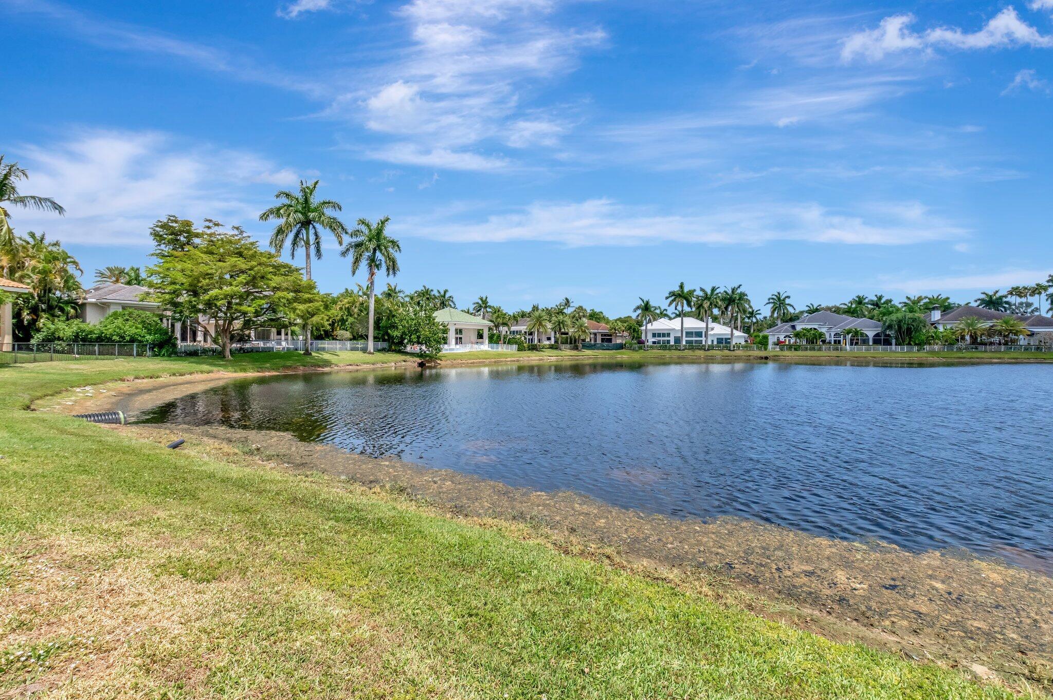 WINDSOR BAY WOODFIELD COU - Residential