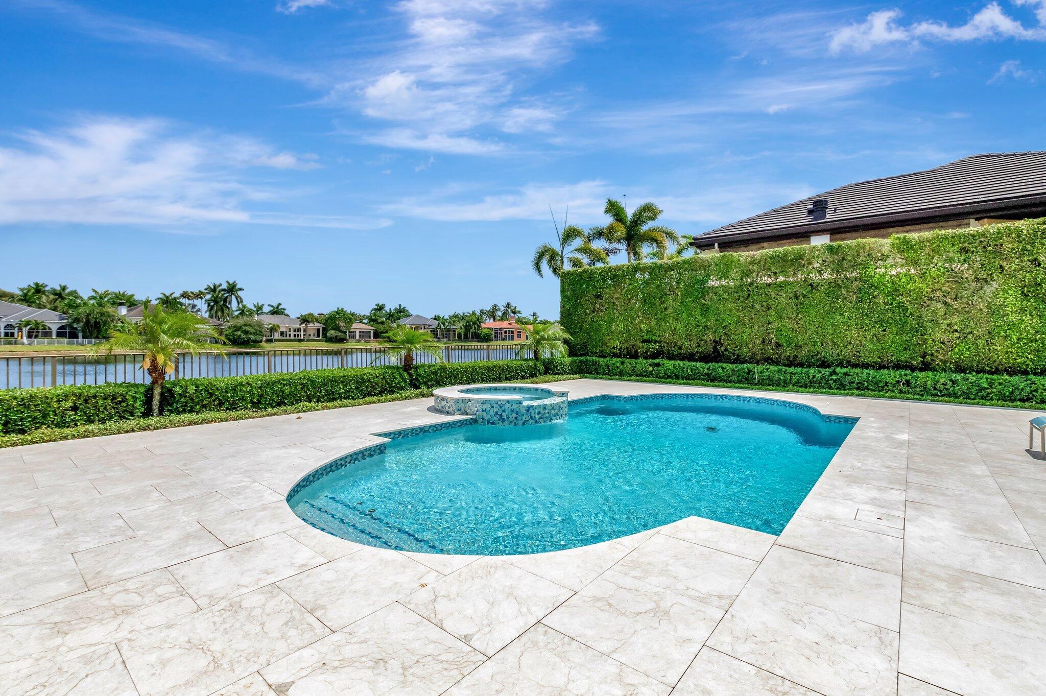 WINDSOR BAY WOODFIELD COU - Residential