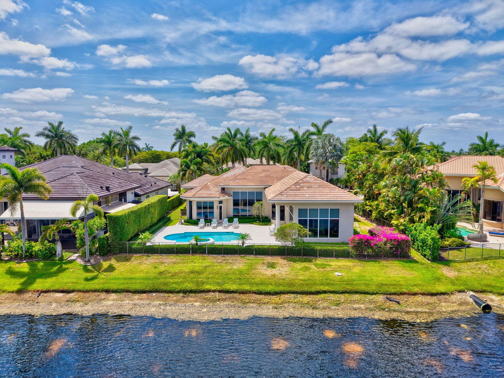 WINDSOR BAY WOODFIELD COU - Residential