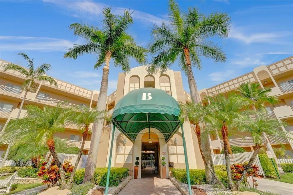WELCOME HOME TO THE BEST RESORT-STYLE LIVING IN SOUTH FLORIDA! UPDATED 2/2 UNIT W/ LARGE EAT-IN KITCHEN & PANTRY. PLENTY OF CABINET & COUNTER SPACE. NEWER SS APPLIANCES & NEWER A/C. LARGE PRIMARY SUITE INCLUDES BEAUTIFUL LAMINATE FLOORING, LAKE VIEWS, ENSUITE BATH W/ LARGE WALK IN CLOSET & TWO ADDL CLOSETS, DUAL SINKS & STEP IN SHOWER. FULL CAPACITY WASHER/DRYER. NEUTRAL FLOORING. LIVING & DINING AREAS HAVE EASY ACCESS PASS-THROUGH TO THE KITCHEN. ENJOY ALL THE AMENITIES OF KINGS POINT RENOWNED AND UPDATED CLUBHOUSE AND FABULOUS BROADWAY-STYLE THEATRE, SWIMMING COMPLEX, GYM, BILLIARDS, FITNESS CENTER, CLUBS, CLASSES & ENTERTAINMENT. SOUTHAMPTON IS DIRECTLY ADJACENT TO CLUBHOUSE. COURTESY BUSES FOR YOUR CONVENIENCE. CLOSE TO SHOPPING, RESTAURANTS, MAJOR ROADS & HIGHWAYS. EASY TO SHOW!