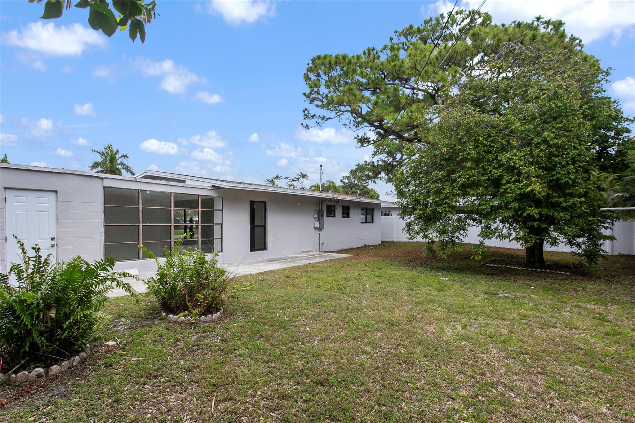 38 NE 27th Dr