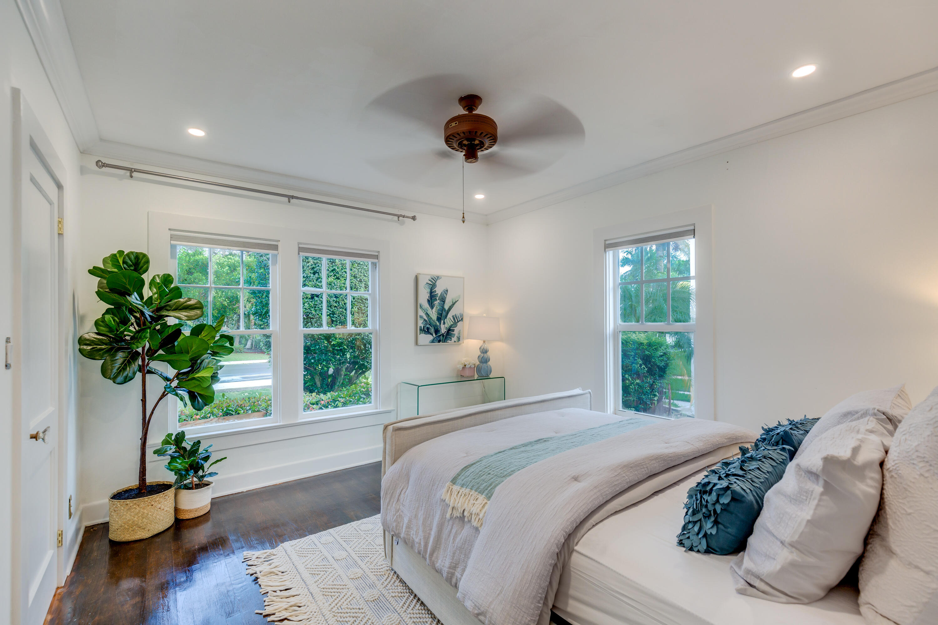 717 N Lakeside Drive