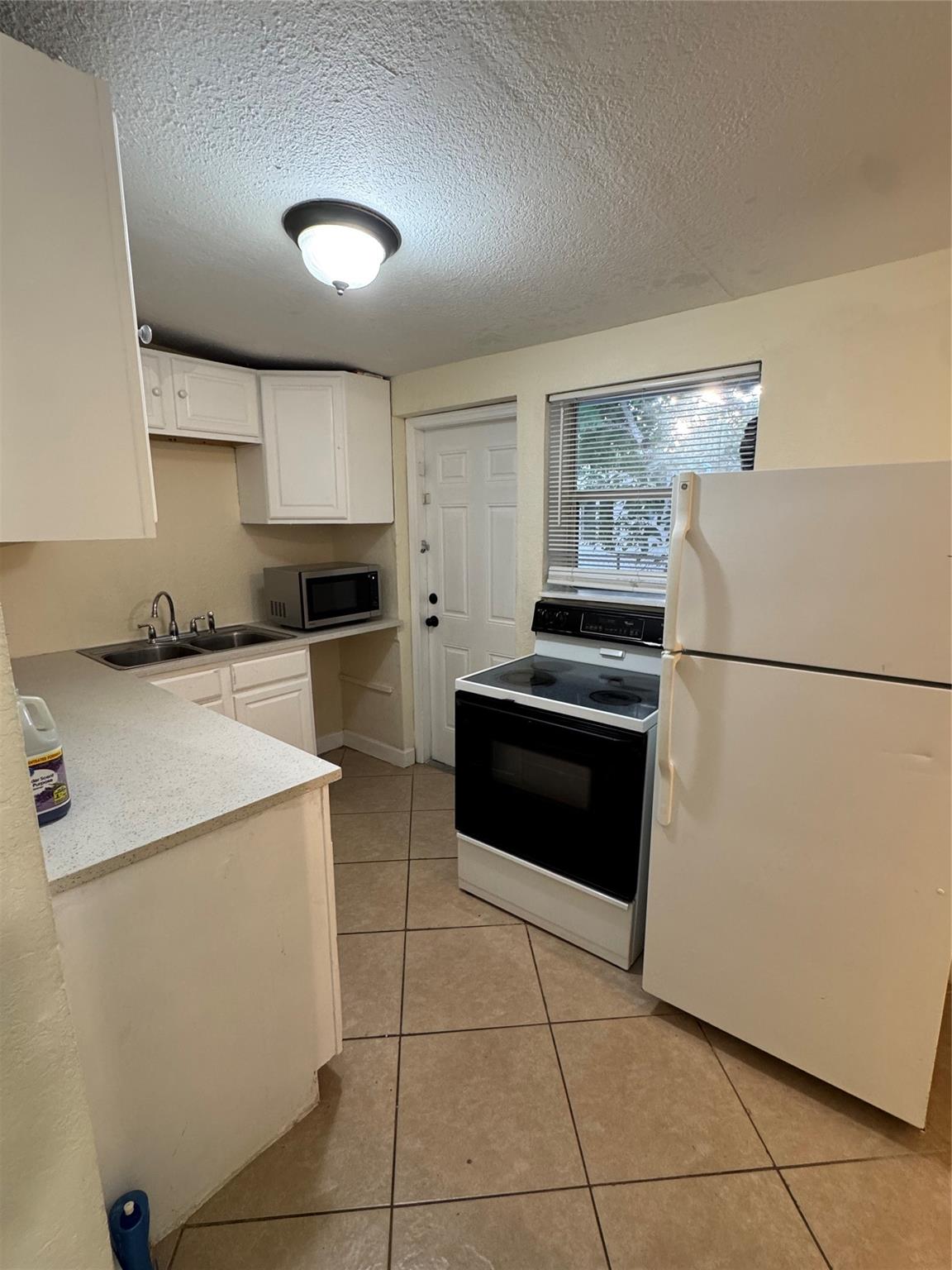 LAUDERDALE MANOR - Residential Lease