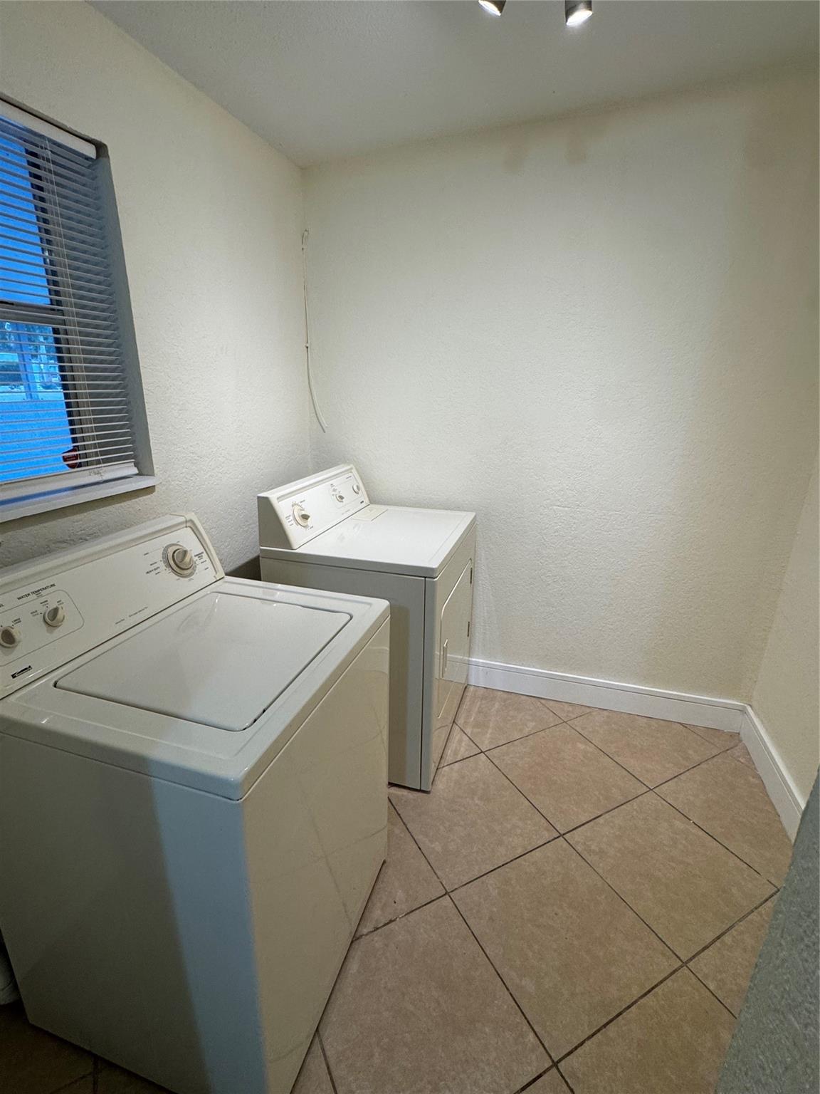 LAUDERDALE MANOR - Residential Lease