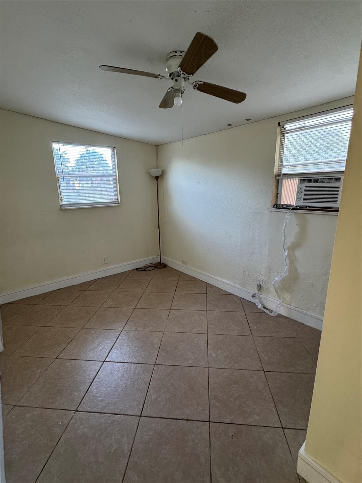 LAUDERDALE MANOR - Residential Lease