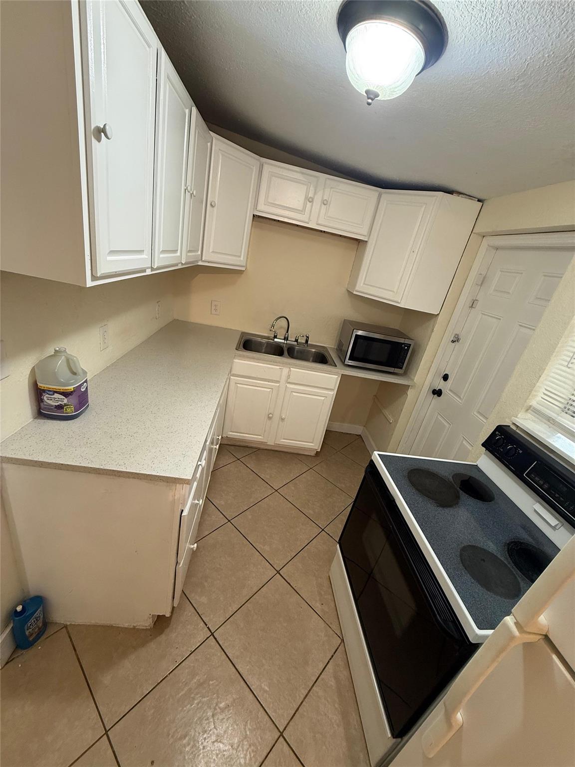 LAUDERDALE MANOR - Residential Lease