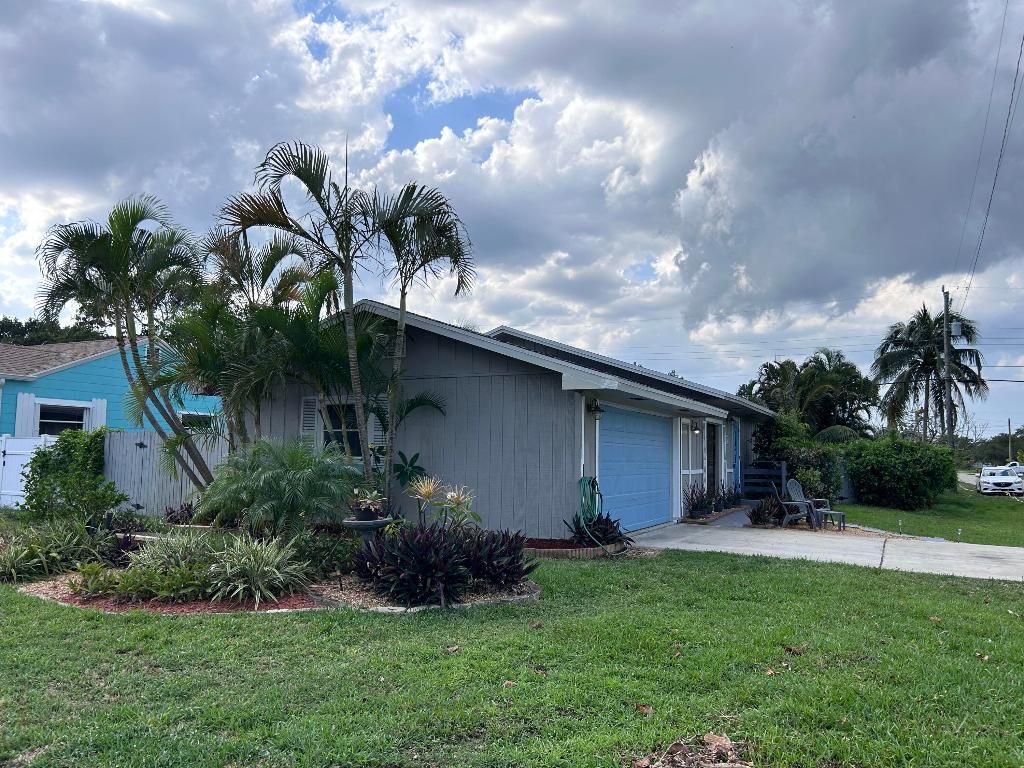 Photo of 119 SW 1st Street, Boynton Beach, FL 33435 (MLS # R10989149)