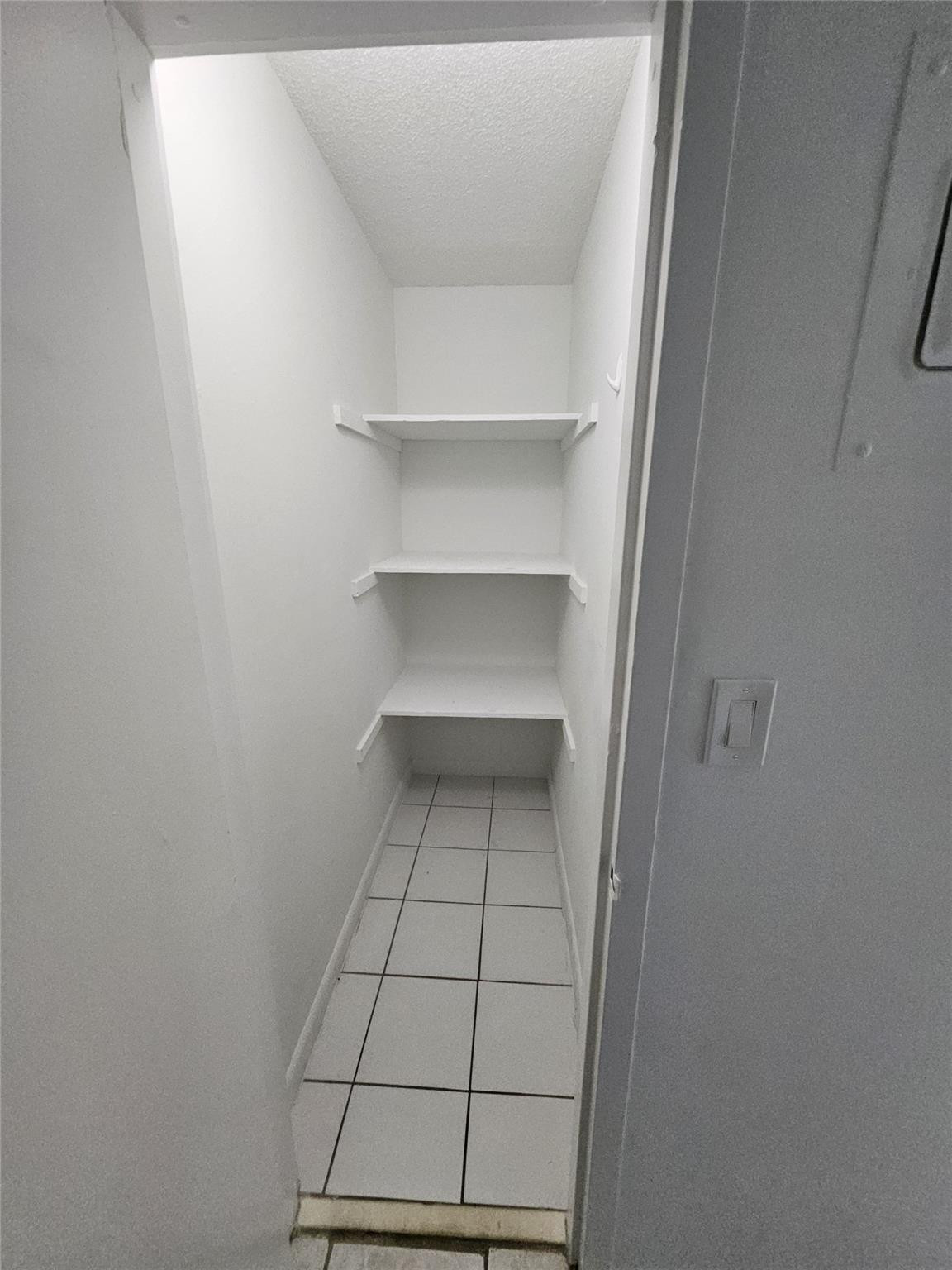 Lauderdale Park 6-33 1/2 - Residential Lease