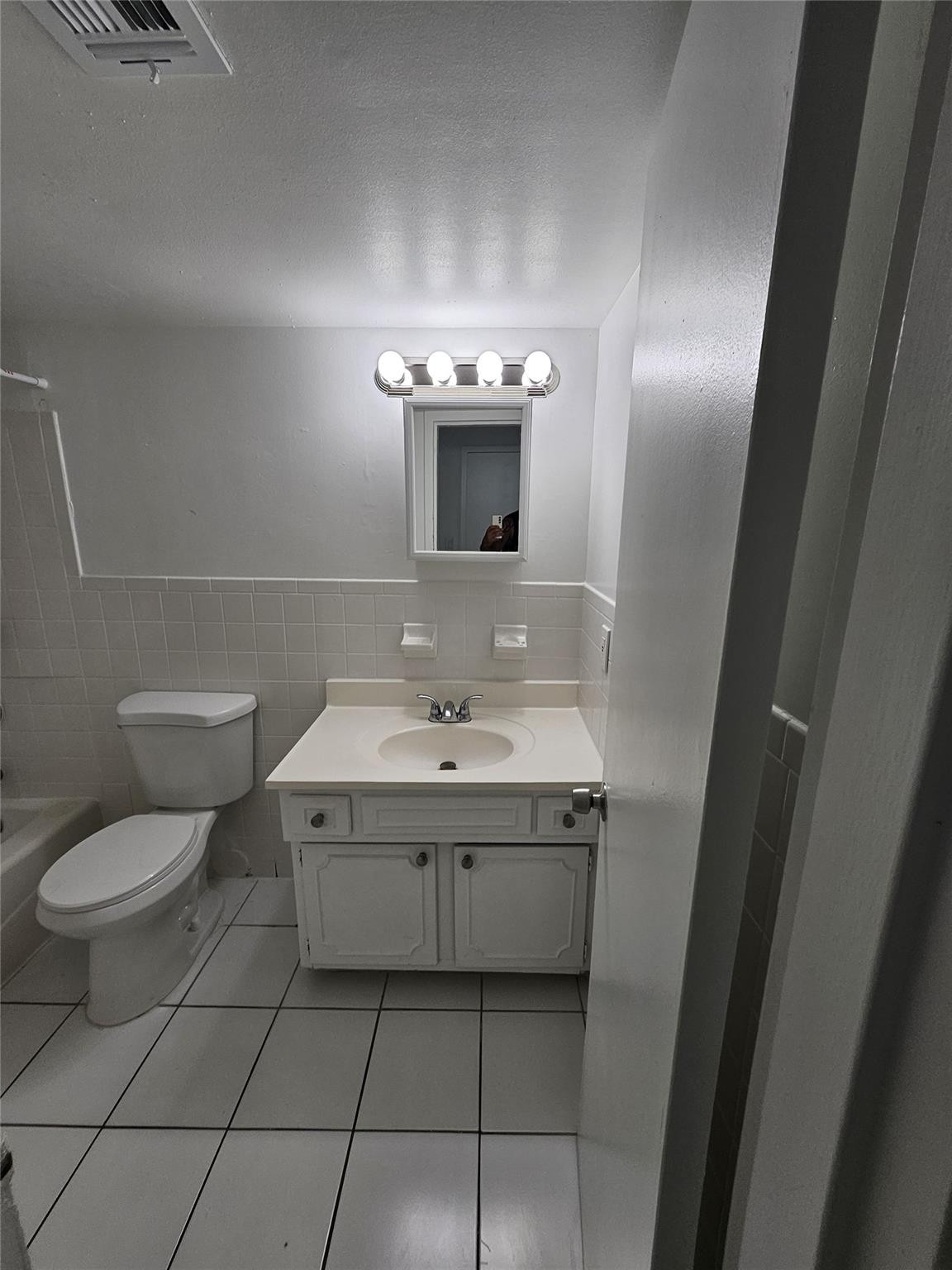 Lauderdale Park 6-33 1/2 - Residential Lease