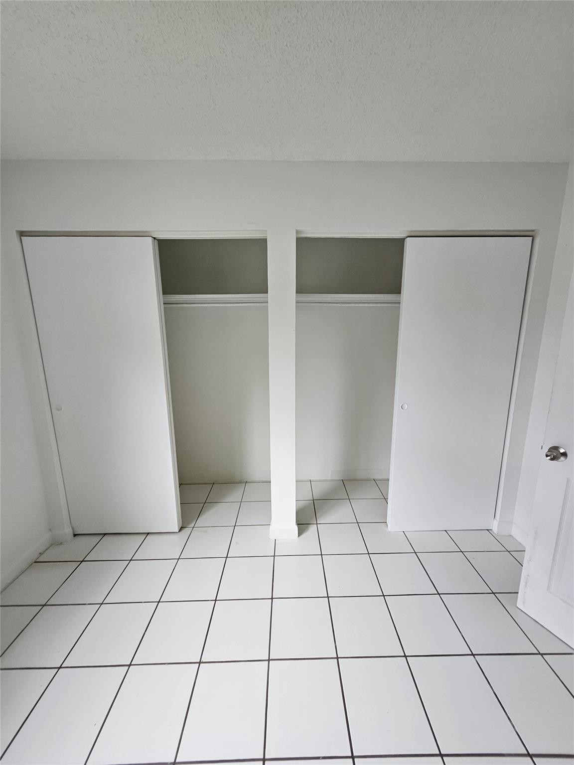 Lauderdale Park 6-33 1/2 - Residential Lease