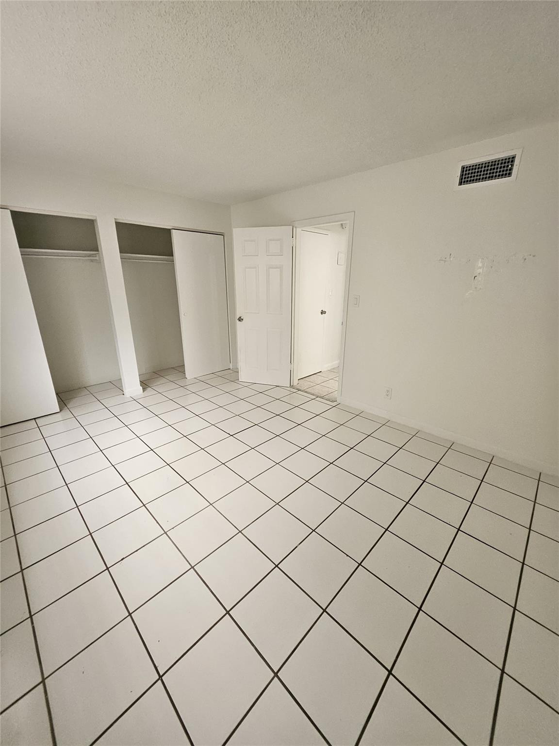 Lauderdale Park 6-33 1/2 - Residential Lease