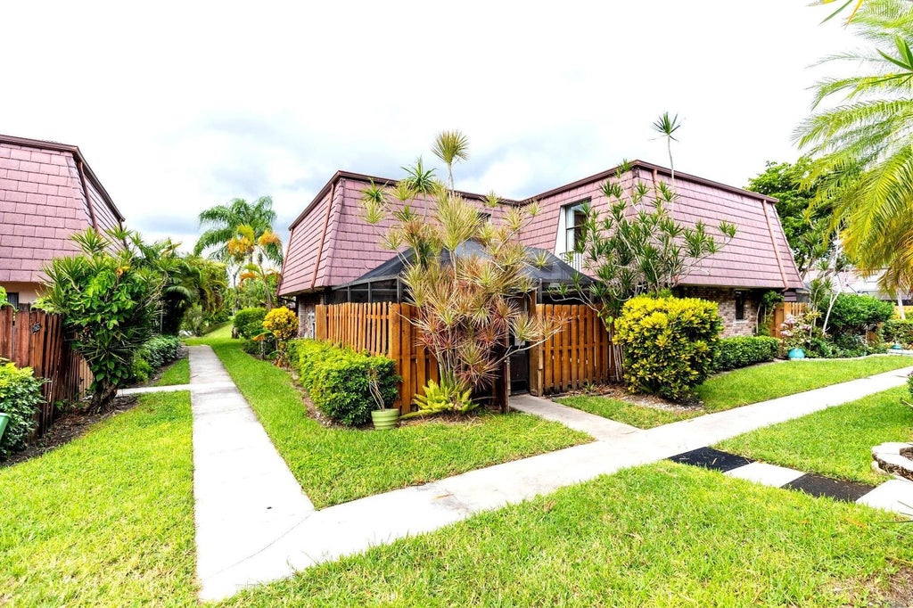 Photo of 7595 W Courtyard Run W, Boca Raton, FL 33433 (MLS # R11108560)