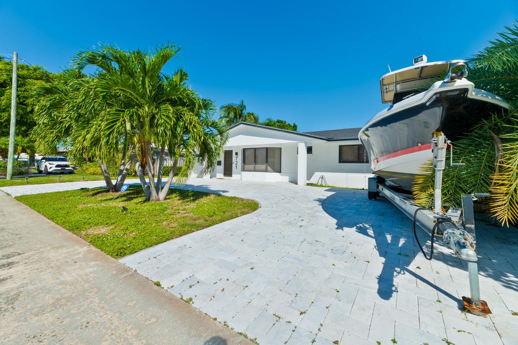 Photo of 721 SE 5th Court, Pompano Beach, FL 33060 (MLS # B26092849)