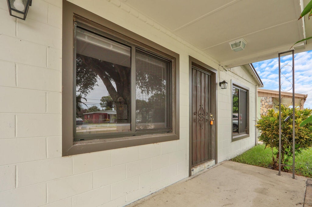 Photo of 2008 Avenue N, Fort Pierce, FL 34950 (MLS # B26061038)