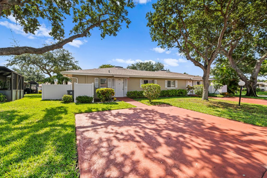 Photo of 18762 Candlewick Drive, Boca Raton, FL 33496 (MLS # B26042464)