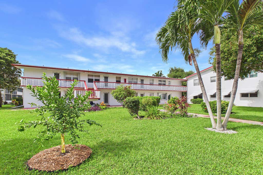 Photo of 272 NORTHAMPTON N, West Palm Beach, FL 33417 (MLS # B26060849)