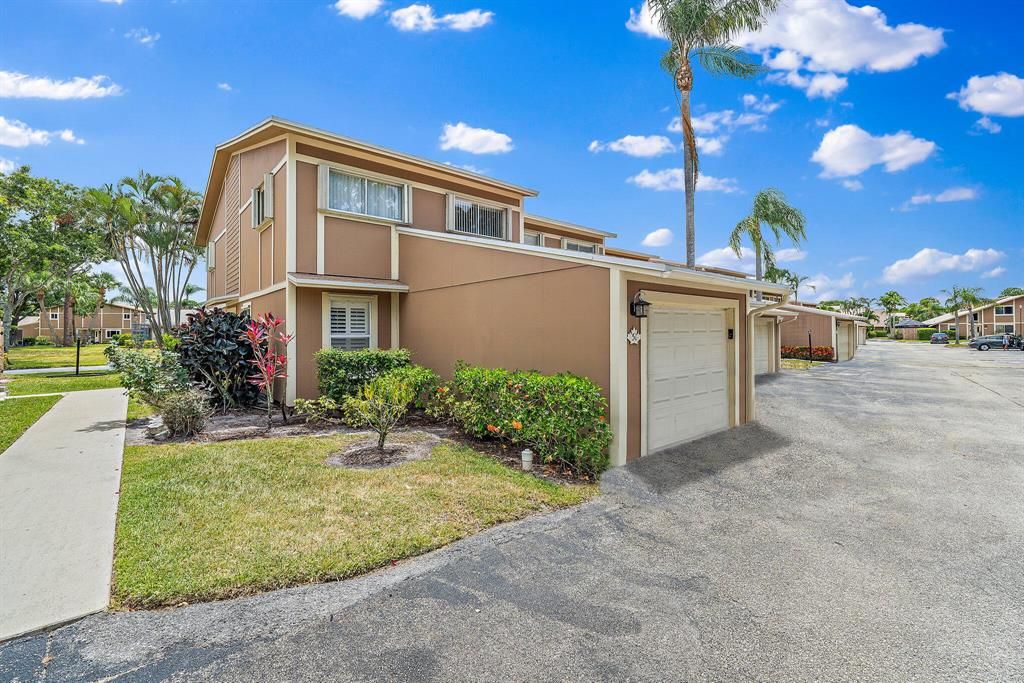 Photo of 51 Maplecrest Circle, Jupiter, FL 33458 (MLS # R10721532)