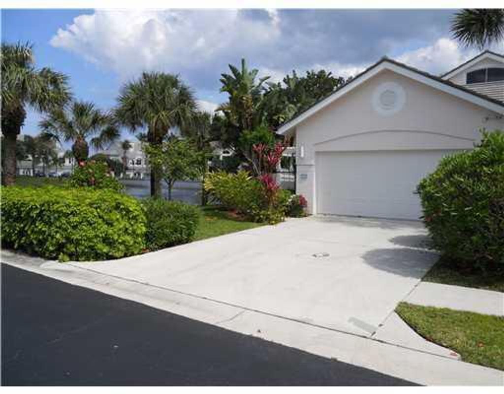 Photo of 2074 Mainsail Circle, Jupiter, FL 33477 (MLS # R11005981)