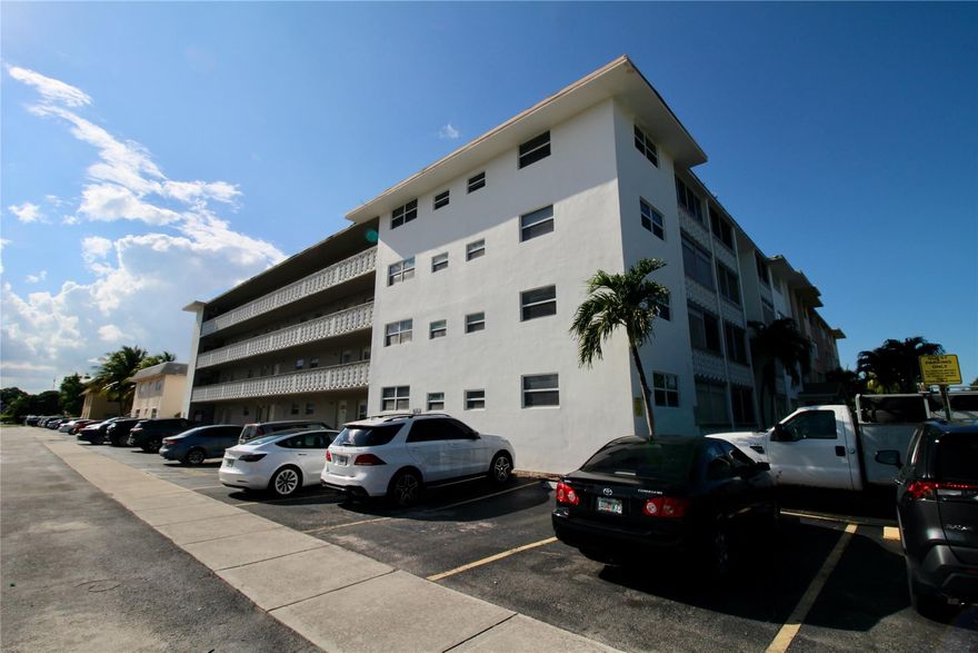 Beautiful comfortable 1/1 in the middle of everything in Hallandale!! Just by Hallandale Beach Blvd & US-1!! Good size, nice layout, great condition, beautiful screened in balcony!! 1 car parking, (limited guess parking). (Owner requires over 700 credit score).