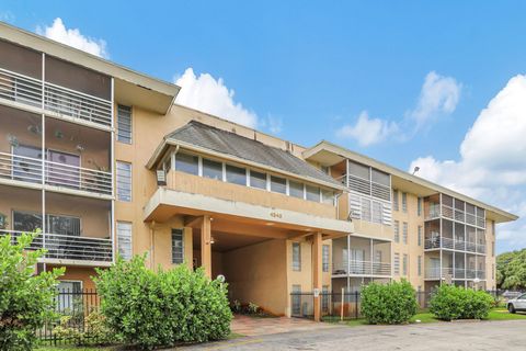 A home in Lauderdale Lakes