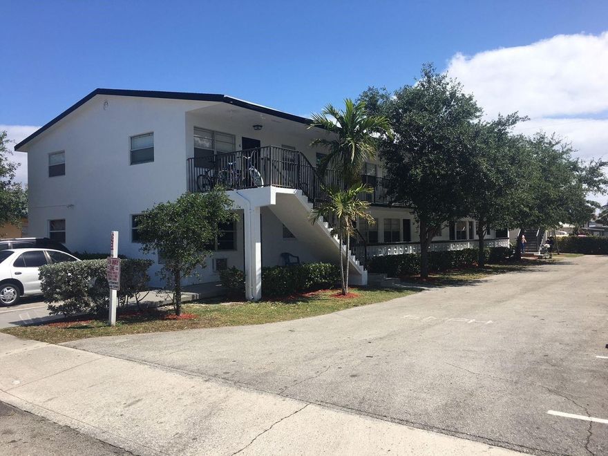 Welcome to this lovely 1 bedroom, 1 bathroom apartment located in Lake Worth, Florida 33460. This cozy and inviting apartment is perfect for those who want to experience the relaxed coastal lifestyle of one of South Florida's most charming cities.
As you enter the apartment, you'll immediately notice the bright and airy atmosphere. The kitchen is fully equipped with a refrigerator and stove. Water and trash is included in the rent.