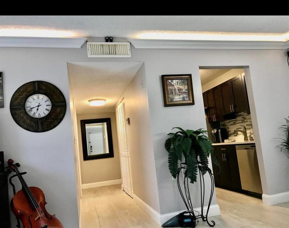15 mins from WEF venues. New floors and updated kitchen, this lovely condo is across the parking lot from the community pool. View to back canal for extra privacy.Ideally located between Wellington and Palm Beach, only 5 mins from the airport, so close to all the different options for restaurants, shopping and entertainment.