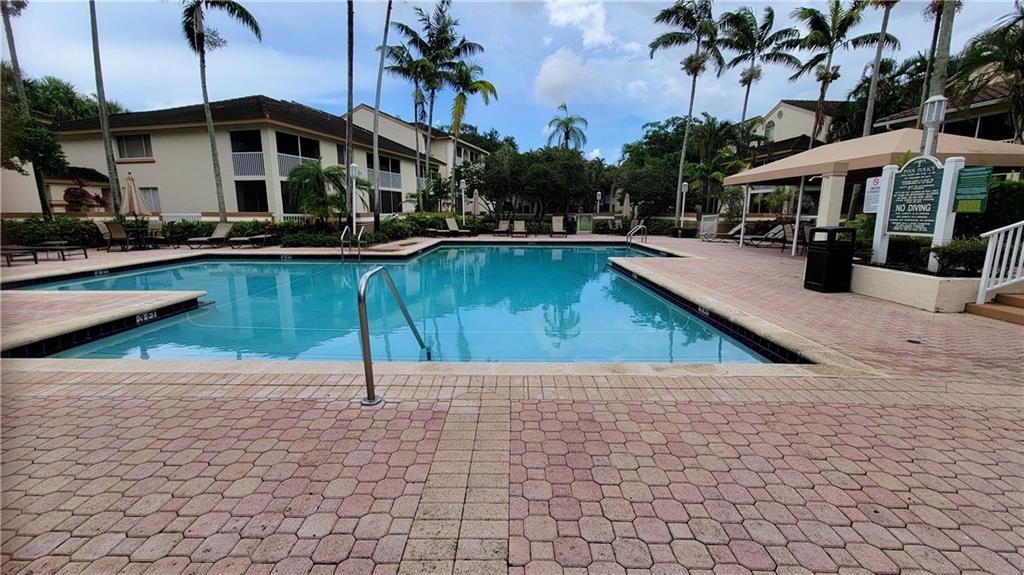 Beautifull 1 bed 1bath well maintained , living room, kitchen, washer and dryer inside the unit. Large balcony with storage on it . One parking space included. Cental A.C. Gated peaceful community offers swimming pool and gym. Very private community. Excellent location near the mall, restaurants, banks, Publix etc. HOA REQUIRED 650 Credit Score