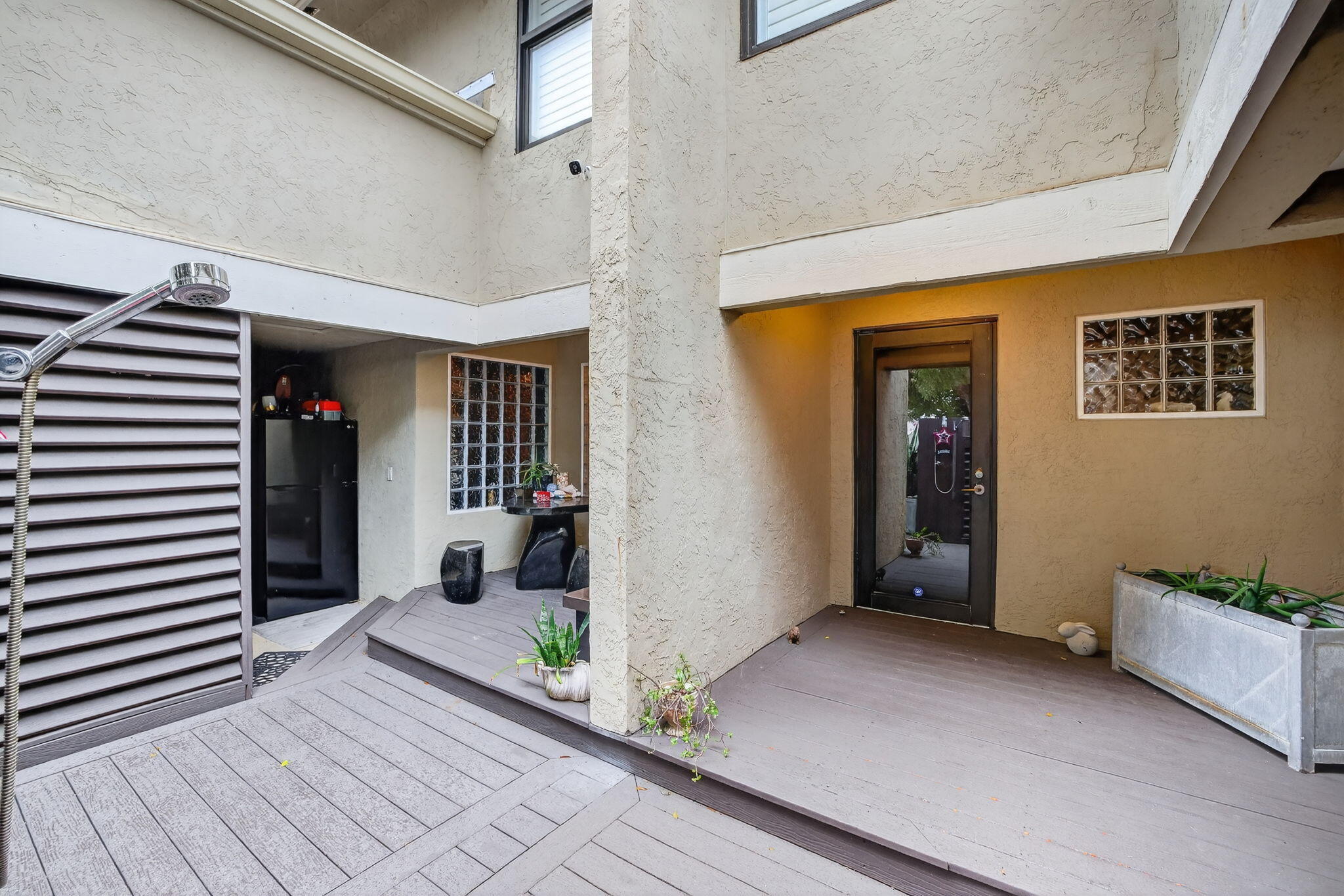 210 Washingtonia Avenue