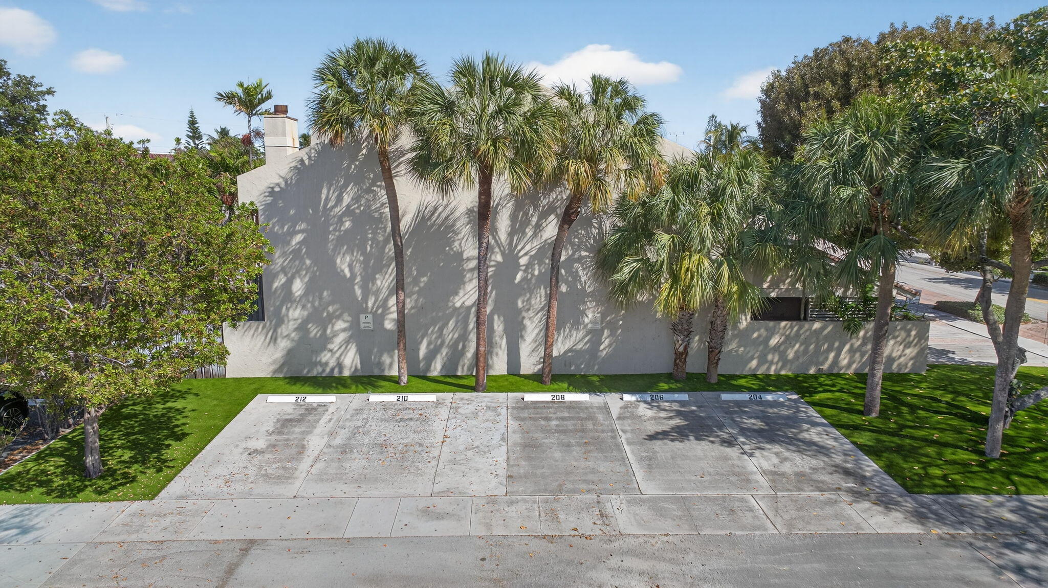 210 Washingtonia Avenue