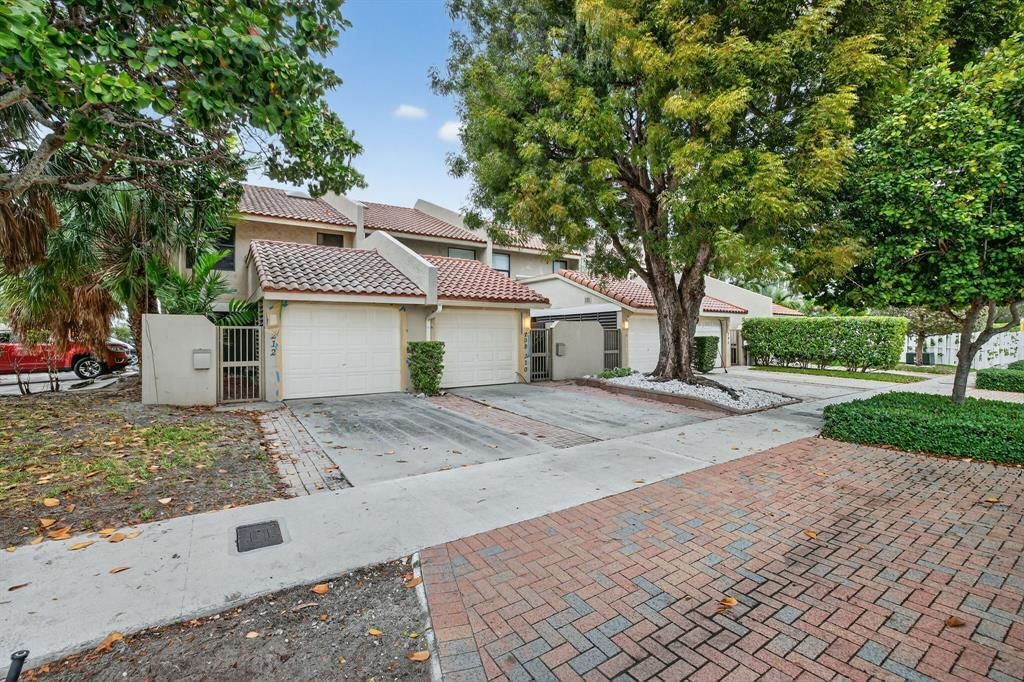 Photo of 210 Washingtonia Ave, Fort Lauderdale, FL 33308 (MLS # B26000675)