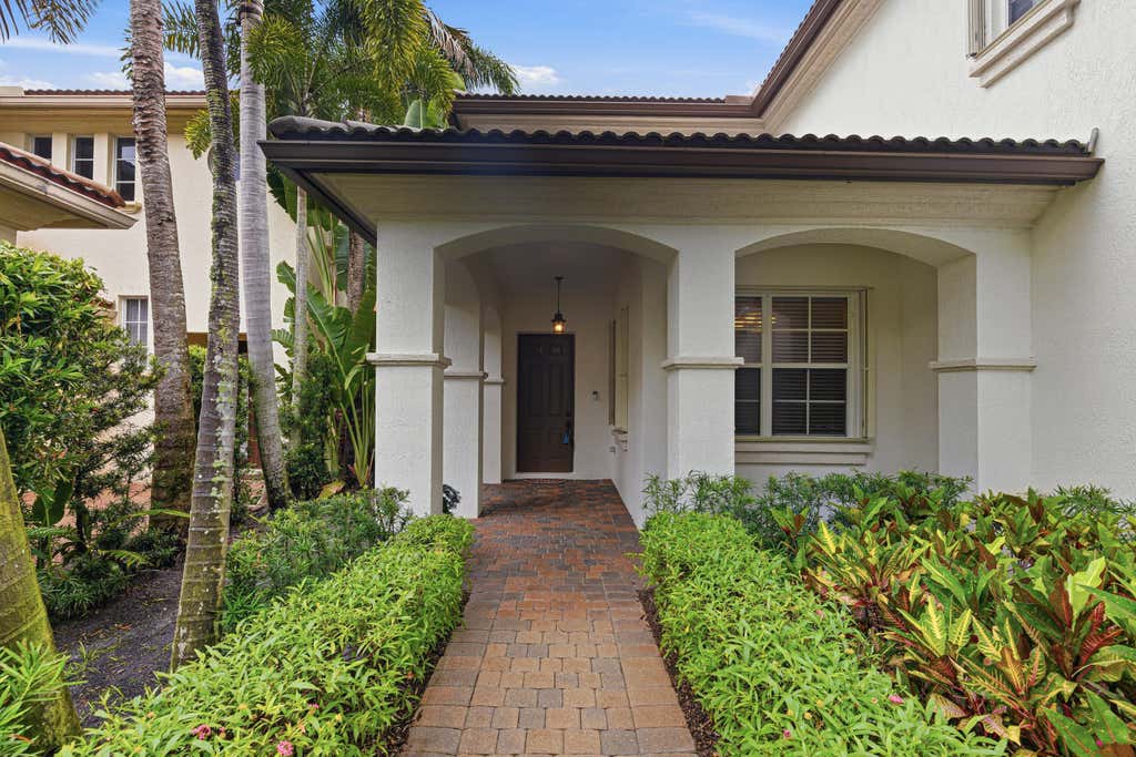 Photo of 946 Mill Creek Drive, Palm Beach Gardens, FL 33410 (MLS # B26032145)