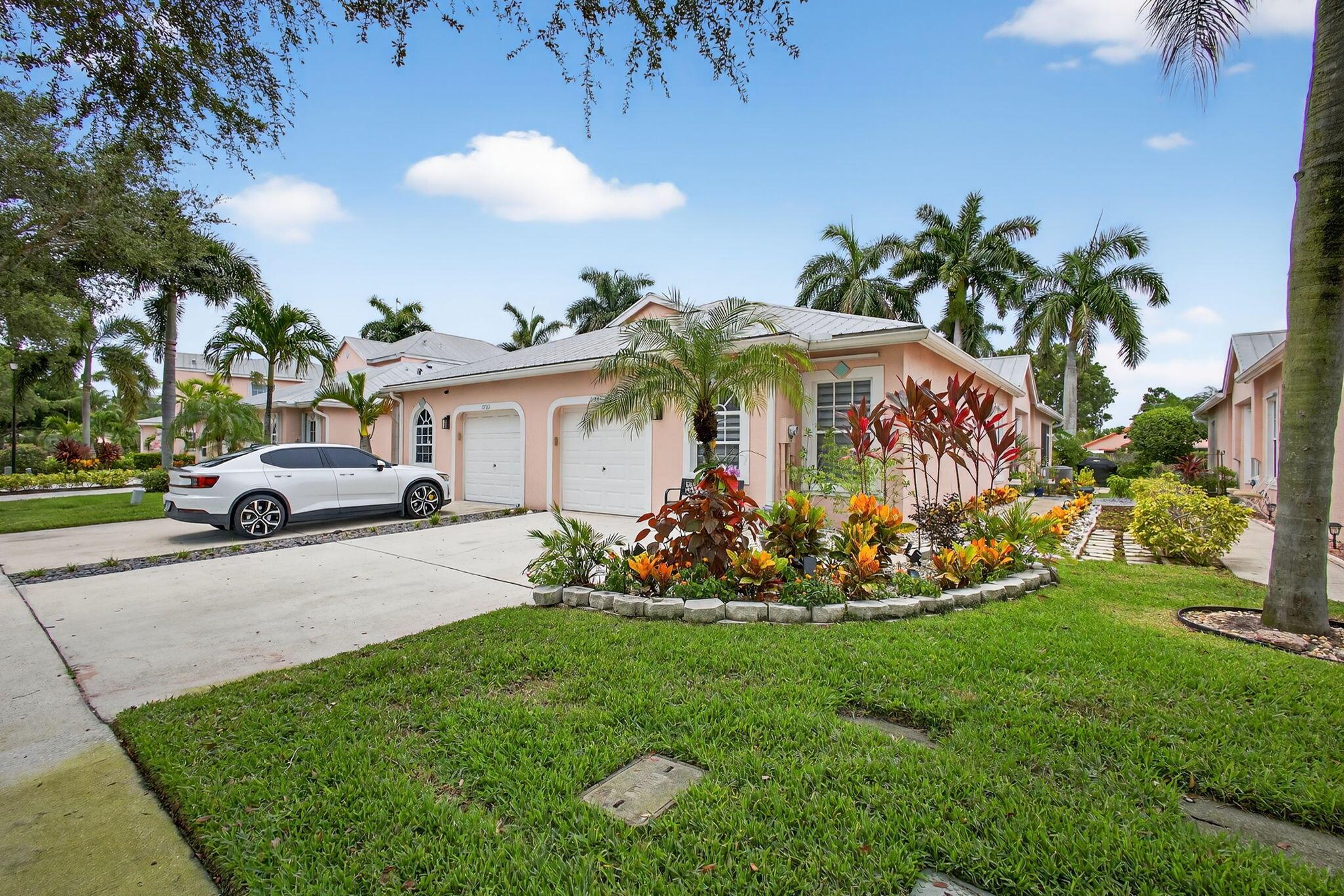 Highly upgraded villa. Close to Wellington hospital, medical offices and mall.