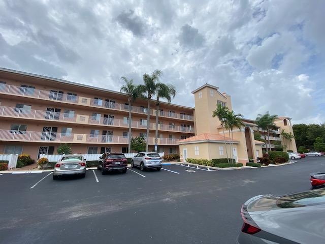 Elegant 4th floor condo ready for new owners! Direct lake Views! Enjoy your mornings in the private balcony with amazing views! Resort style amenities give residents the feeling of living in an ultra exclusive club. Will not last long! A Must see!