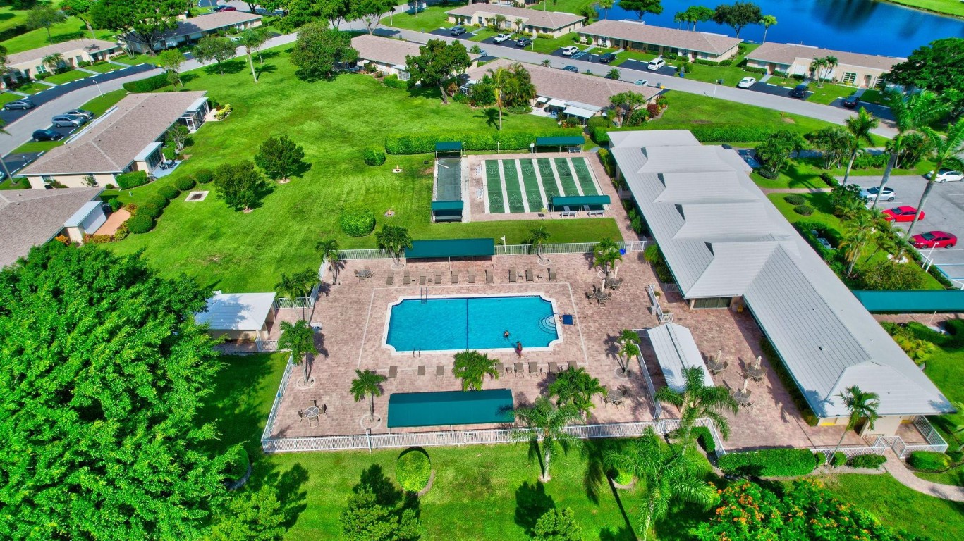 BOCA LAKES - Residential
