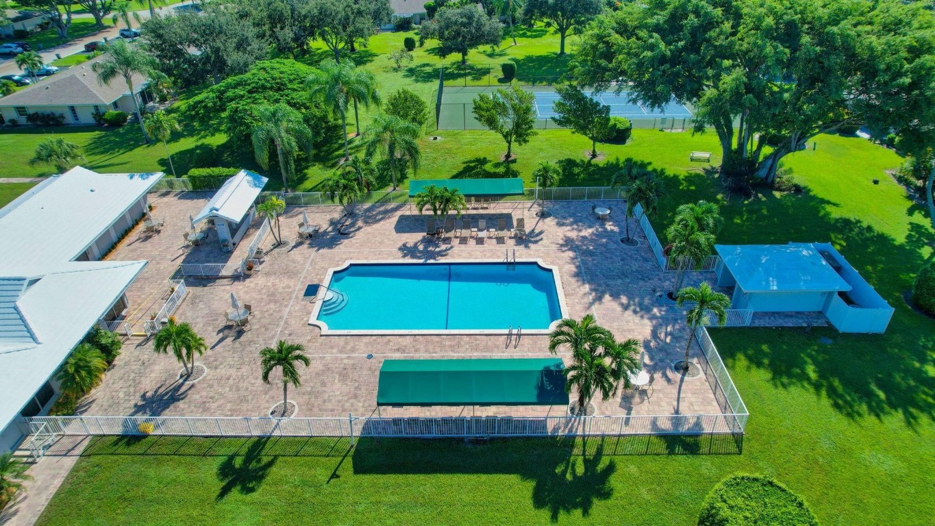 BOCA LAKES - Residential