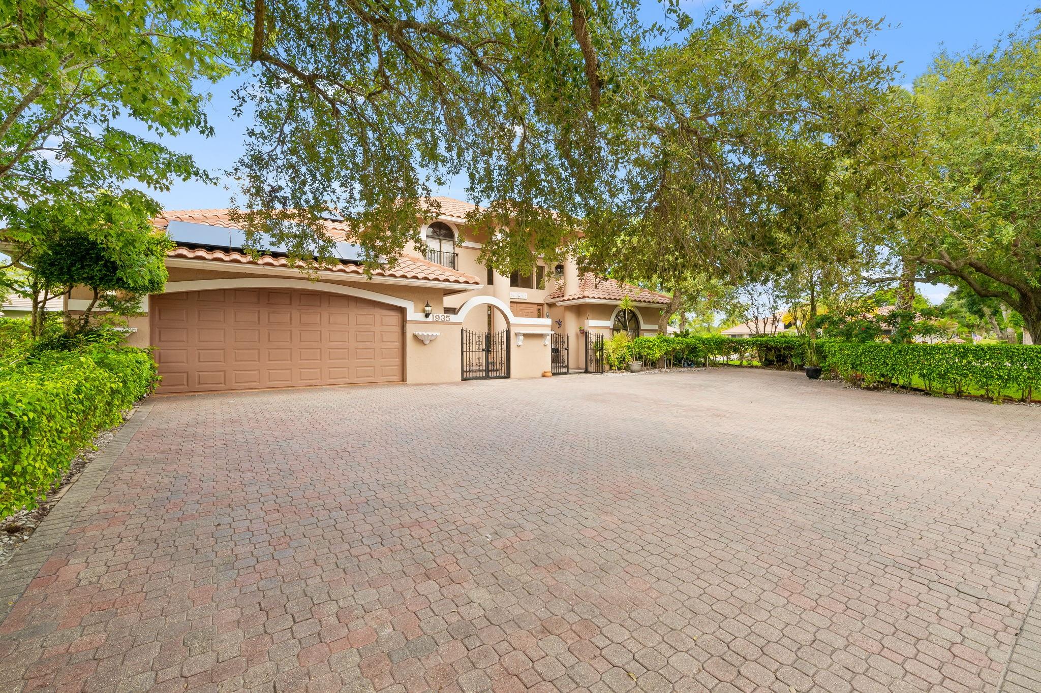 1935 Las Colinas Way