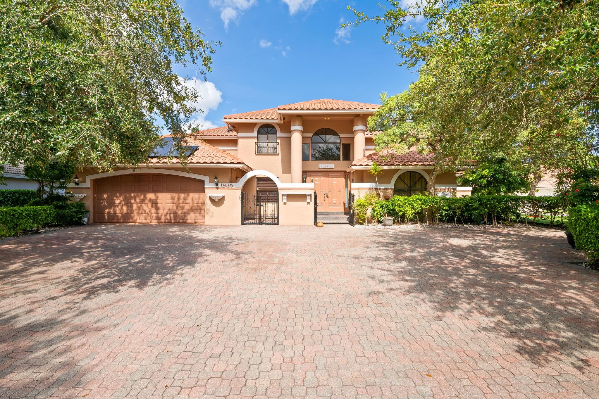 1935 Las Colinas Way
