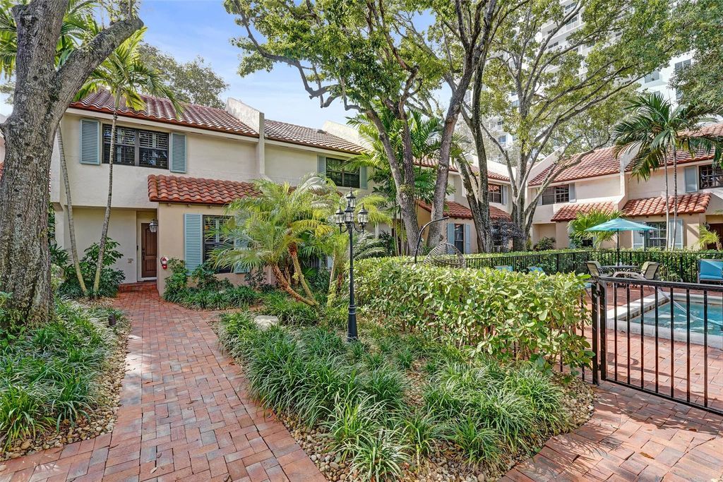 Photo of 810 SE 2nd St #F, Fort Lauderdale, FL 33301 (MLS # F10541846)