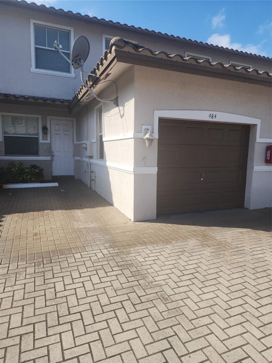 LARGE MODERN TOWNHOUSE IN OAKLAND PARK EAST OF I 95. OPEN FLOOR PLAN WITH LARGE KITCHEN WITH BREAKFAST BAR AND PLENTY OF SPACE FOR A LARGE DINING TABLE.  3 LARGE BEDROOMS UPSTAIRS AND A HALF BATH DOWNSTAIRS FOR GUESTS.  GREAT STORAGE IN THIS TOWNHOUSE AND CARS ARE LIMITED TO 2 BECAUSE YOU HAVE TWO PARKING SPACES.  IN YOUR GARAGE AND BESIDE YOUR GARAGE ARE YOUR SPACES AND NO ONE CAN PARK THERE BUT YOU.  UNIT WAS JUST PAINTED AND CLEANED.  NO ASSOCIATION SO YOU CAN MOVE IN ASAP.